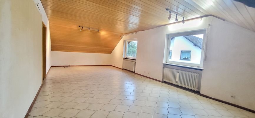 Geräumiges Zimmer mit viel Platz im OG