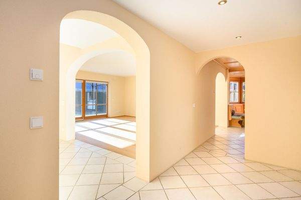 Ansprechende, helle Raumgestaltung