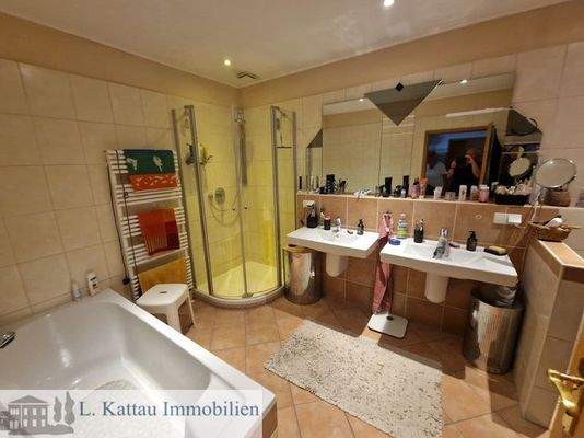 Vollbad mit Wanne und Dusche