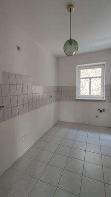 Helle Küche mit Fenster