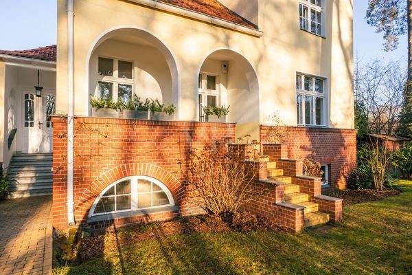Schöner Blick auf die Hausfront mit der Rundbogen-Veranda