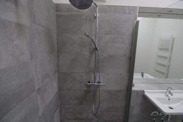 Elegantes Duschbad mit Fenster