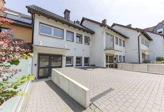 Außenansicht mit Stellplätzen