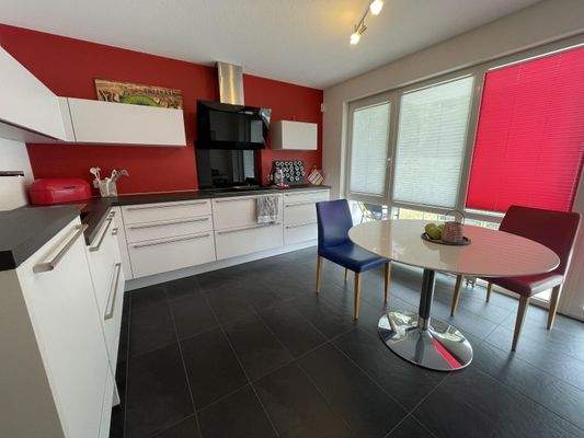 Küche mit Einbauküche