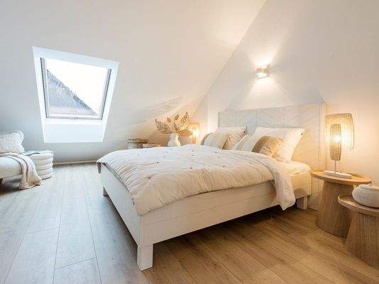 Helles Schlafzimmer im Dachgeschoss