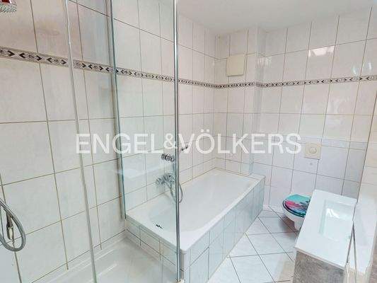 Badezimmer mit Dusche und Badewanne