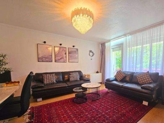 Wohnzimmer mit Zugang zum Balkon