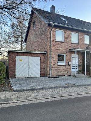 Straßenansicht mit Garage