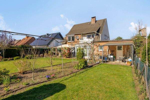 Garten mit Zugang in die Garage