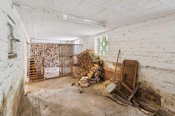 Scheune EG mit Lagermöglichkeit für z.B. Holz 