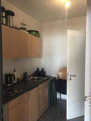 Küche neben Fläche Eingangsraum