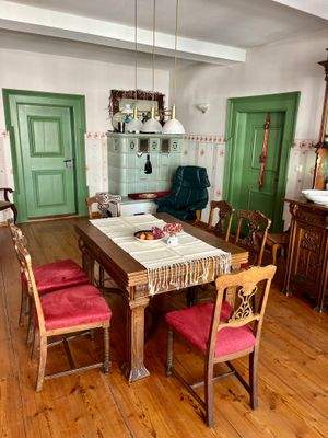 Esszimmer mit Kachelofen