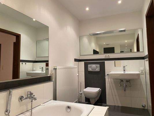 Modernes Wannen- und Duschbad-WC