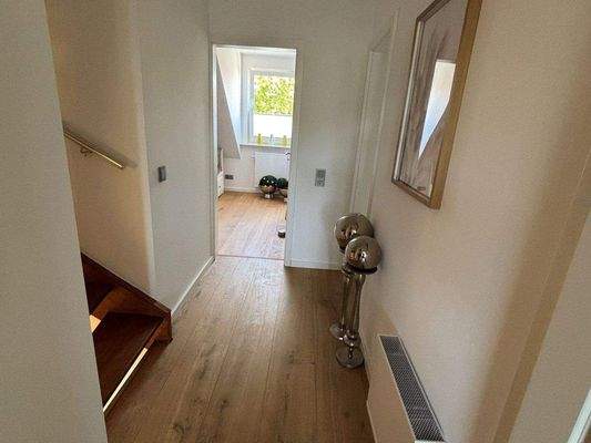 DG-Flur: Blick Richtg. Zi. links