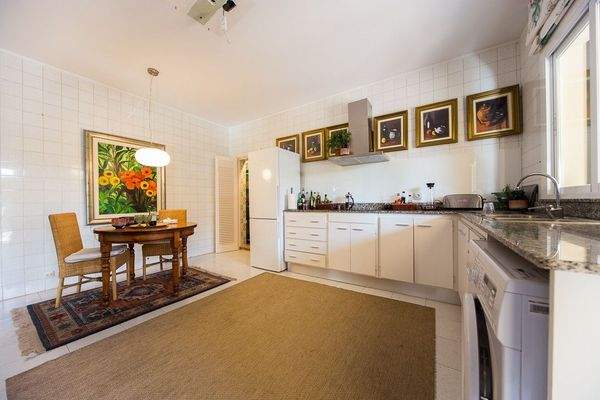 Voll ausgestattete Küche