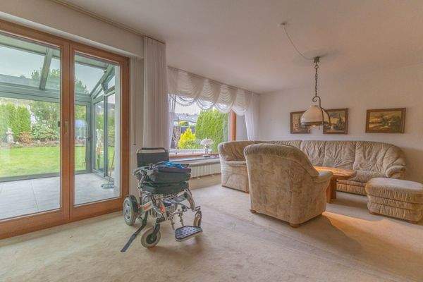 Großes Wohn-Esszimmer mit Zugang zum Wintergarten