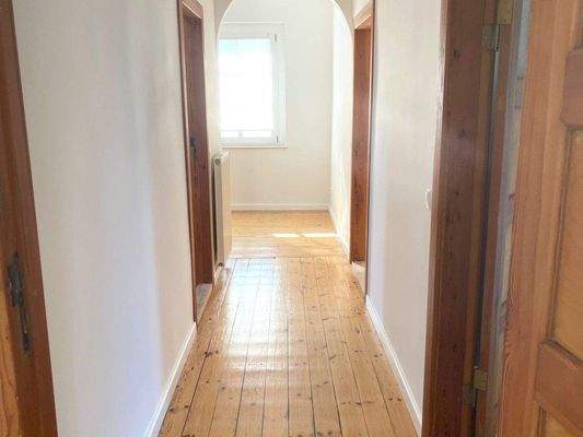 Flur mit Holzdielen im OG