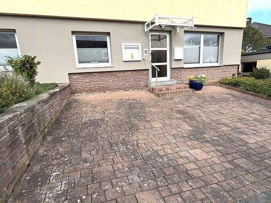 Parkplatz und Eingang der ehem. Praxis