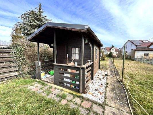 ... mit praktischem Gartenhaus