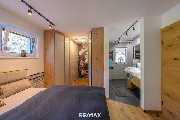 Schlafzimmer mit Schrankraum und Bad