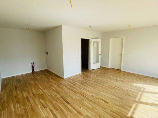 Moderner Wohnraum mit Parkett