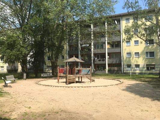 Hausansicht mit Spielplatz