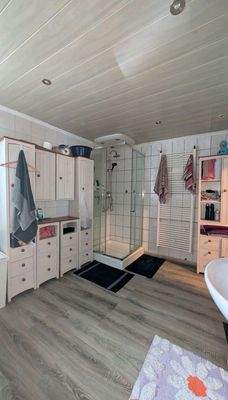 geräumiges Badezimmer (EG)