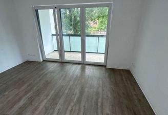 Leerer Raum mit Balkonzugang