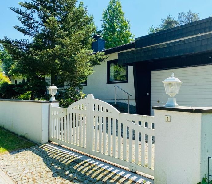 Weisse Villa im Landhausstil in