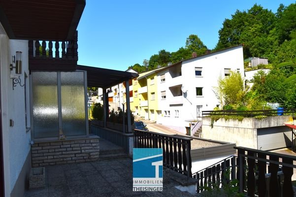 1 Eingangsbereich und Sicht Terrasse im Erdgeschoß