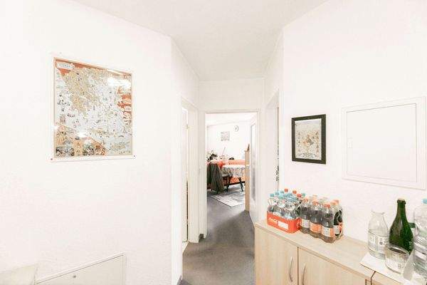 Flur mit Blick in den Wohnbereich