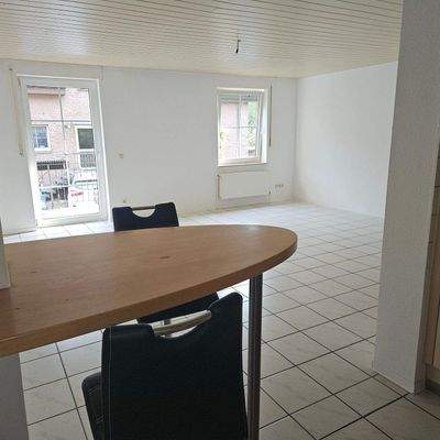 Küchentheke mit Ansicht Wohn-/Esszimmer