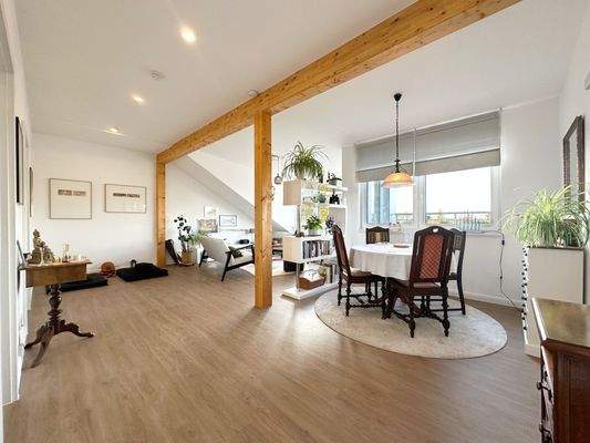 Lichtdurchflutetes Wohnzimmer