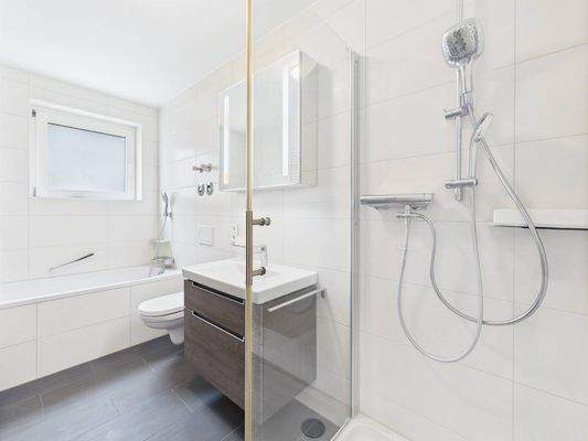 Badezimmer mit Dusche und Badewanne