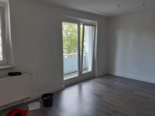 Leeres Wohnzimmer mit Balkon