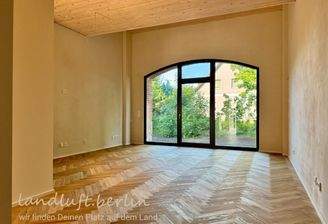 Wohnzimmer mit großen Fensterelement.jpg