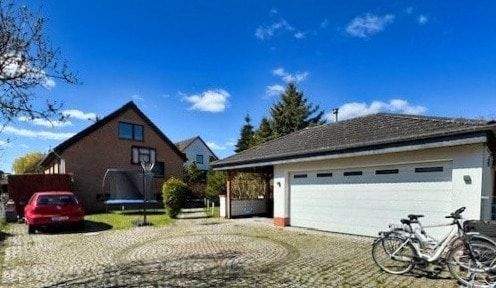 Gepflasterter Hof vor Garage