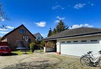 Gepflasterter Hof vor Garage