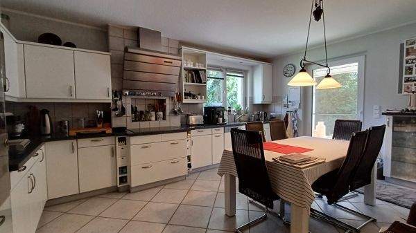 Küchenbereich mit Zugang zur überdachten Terrasse