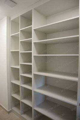 Speisekammer mit Einbauschränken