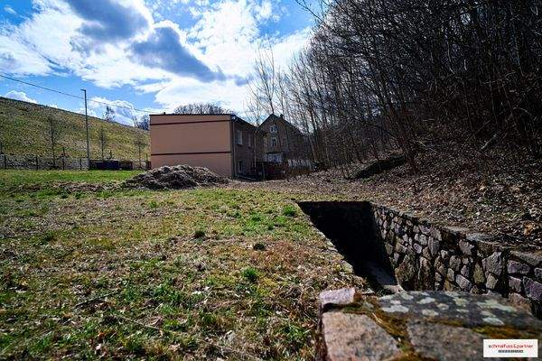 Bach auf dem Grundstück