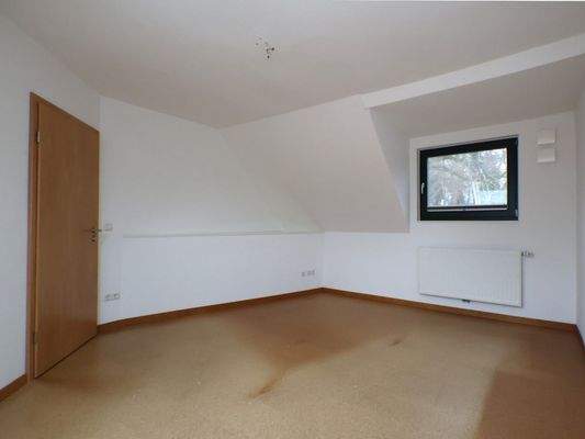 Schlafzimmer 1 mit Korkboden und Einbauschrank