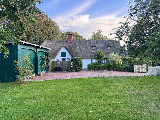 Ihr Herzstück. Ansicht Auffahrt und Doppelgarage.