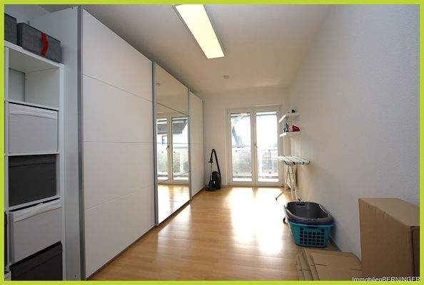 Kinderzimmer 1 mit Balkon