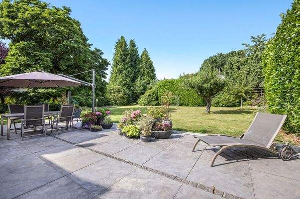 West-Terrasse mit Naturstein