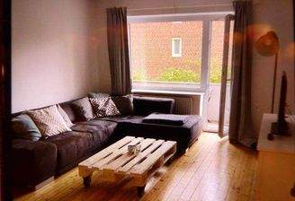 Wohnzimmer mit Ausgang zum Balkon