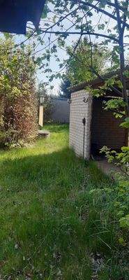 Grundstücksblick mit kleinem Nebengebäude