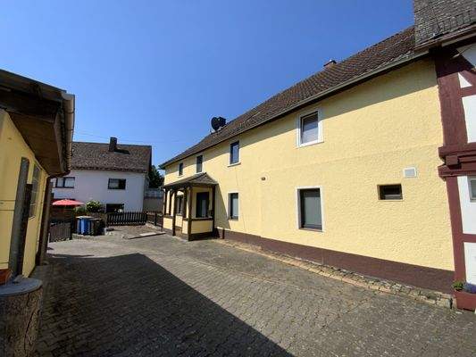 Hofseite mit Blick Richtung Straße