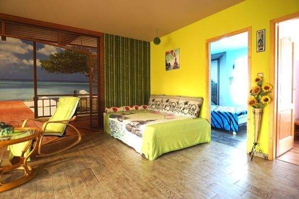 Wohn-/Esszimmer mit offener Küche