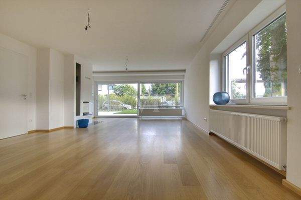 Wohnzimmer mit Blick zur Terrasse